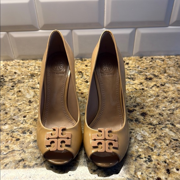 Tory Burch Women's Tan Peep-Toe Shoes - Picture 2 of 5